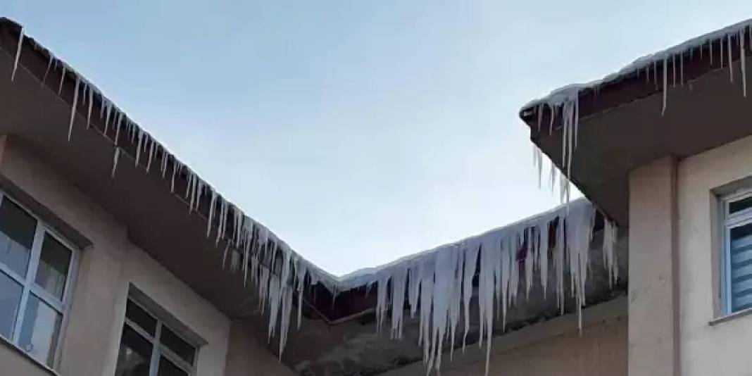 Burası Sibirya değil Türkiye! Dondurucu soğuk kenti vurdu: Kirpikler dondu, buz sarkıtlarının boyu 2 metreyi geçti 4